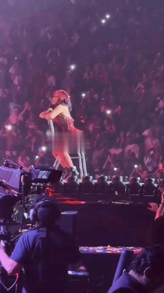 Cardi B gây sốc với nghi vấn chỉnh sửa vòng 3 và loạt ảnh gây chú ý