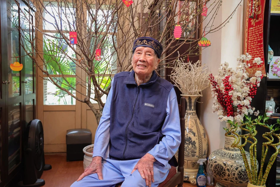 Cây đại thụ âm nhạc Việt Nam 100 tuổi: một bên phổi khô cứng, thở oxy hàng ngày và tóc đen xuất hiện