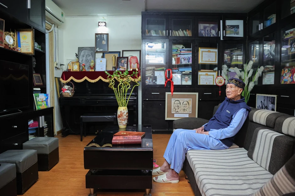 Cây đại thụ âm nhạc Việt Nam 100 tuổi: một bên phổi khô cứng, thở oxy hàng ngày và tóc đen xuất hiện