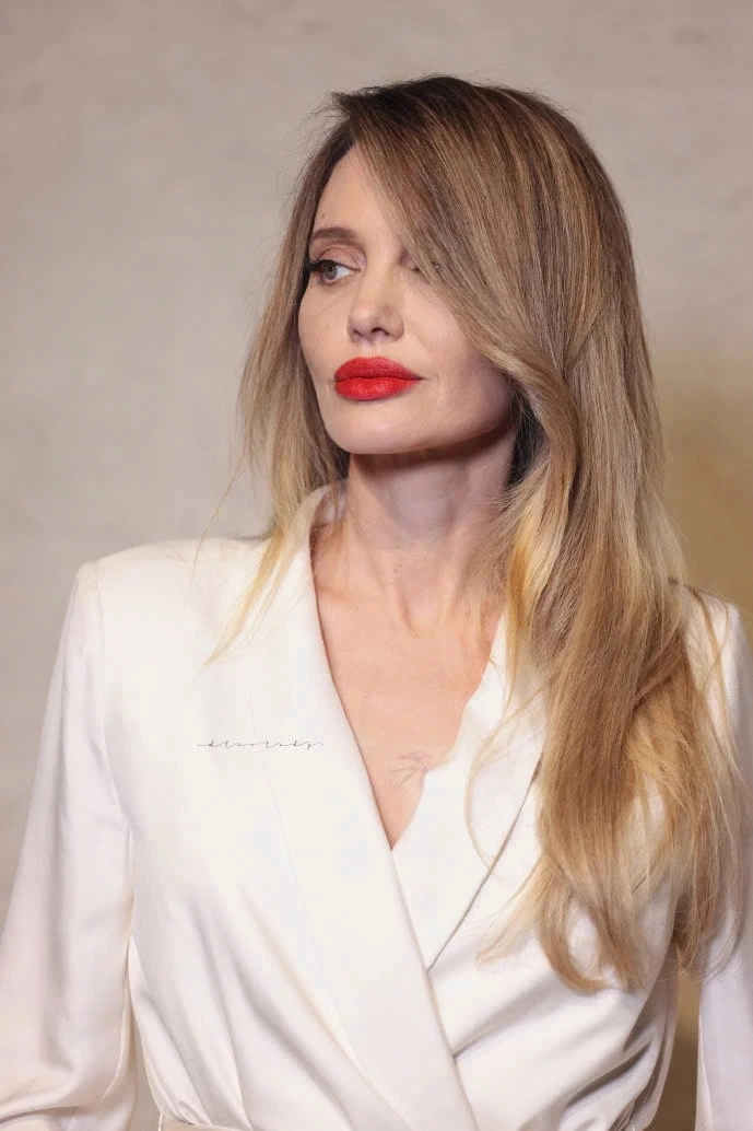 Chẳng ai muốn tin đây là Angelina Jolie Chẳng ai muốn tin đây là Angelina Jolie