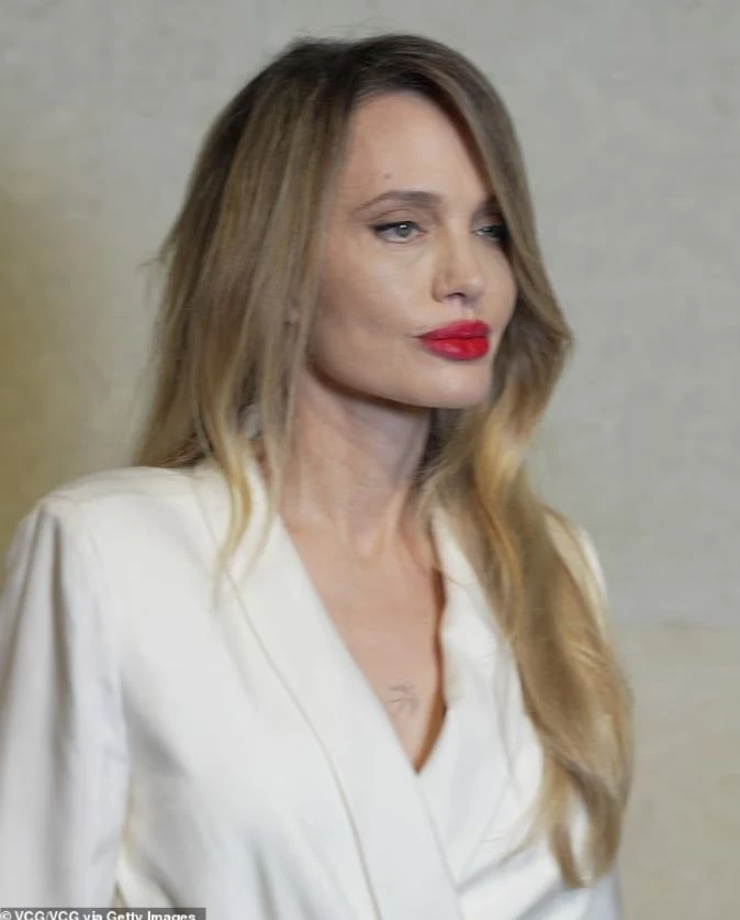 Chẳng ai muốn tin đây là Angelina Jolie Chẳng ai muốn tin đây là Angelina Jolie