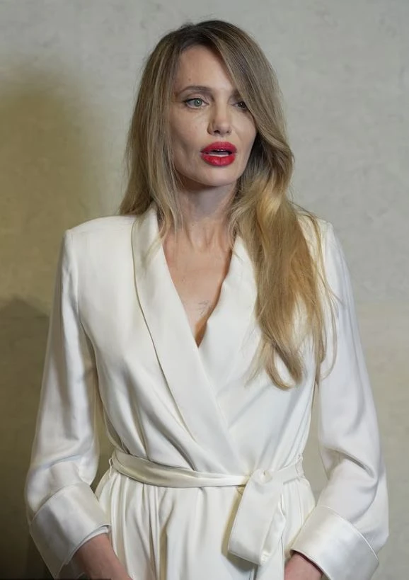 Chẳng ai muốn tin đây là Angelina Jolie Chẳng ai muốn tin đây là Angelina Jolie