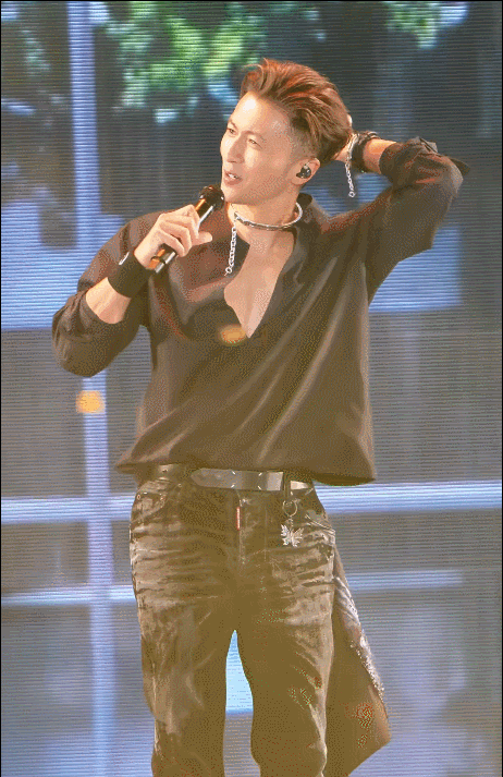 Chàng ca sĩ từng đập phá trên sân khấu nay đã khác xưa!