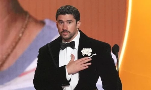 Chàng trai thân mật khoác vai Lisa (BLACKPINK): Lập kỷ lục 4,1 tỷ views vẫn bị Tổng thống Trump chê