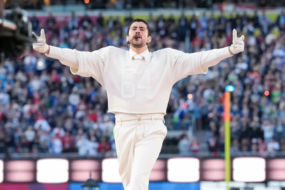 Chàng trai thân mật khoác vai Lisa (BLACKPINK): Lập kỷ lục 4,1 tỷ views vẫn bị Tổng thống Trump chê