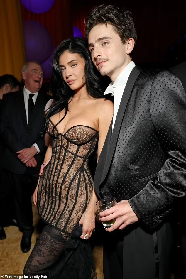 Chị chồng em dâu bất hòa nhất Oscar 2026: Chị gái Timothée Chalamet ghét Kylie Jenner ra mặt, còn chẳng thèm để đối phương vào tầm mắt?