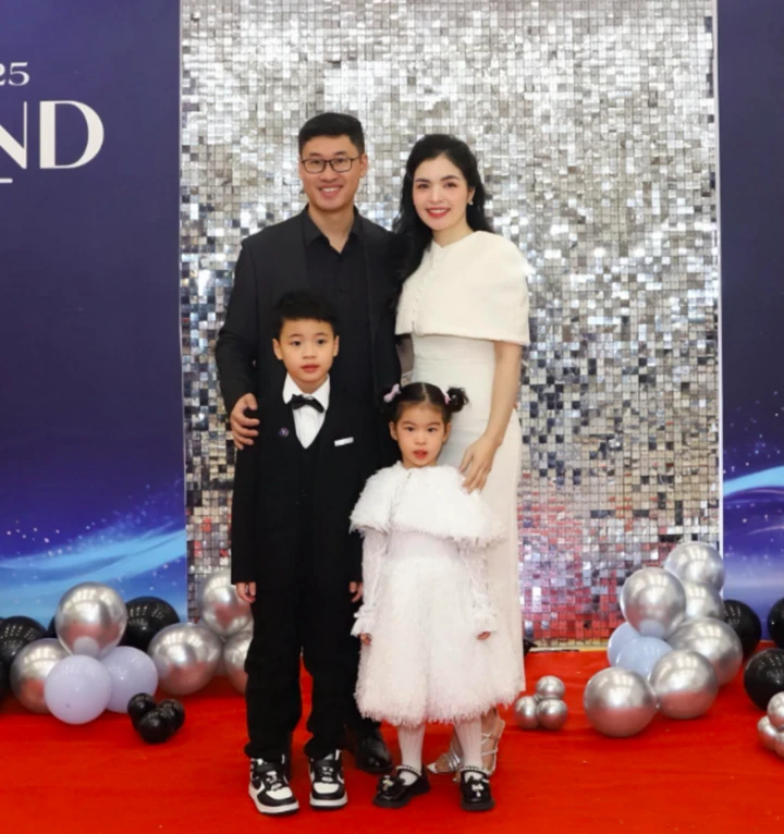 Chị Kính Hồng – Chị gái Hòa Minzy nổi tiếng trên VTV chính thức trở thành giám đốc