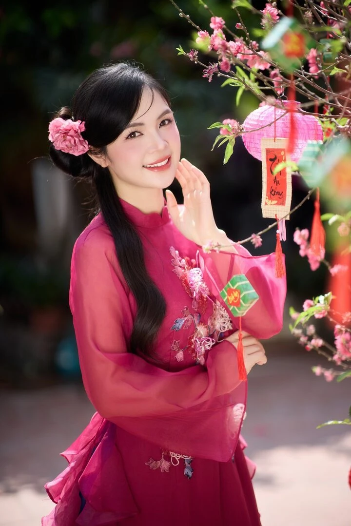 Chị Kính Hồng – Chị gái Hòa Minzy nổi tiếng trên VTV nay trở thành giám đốc