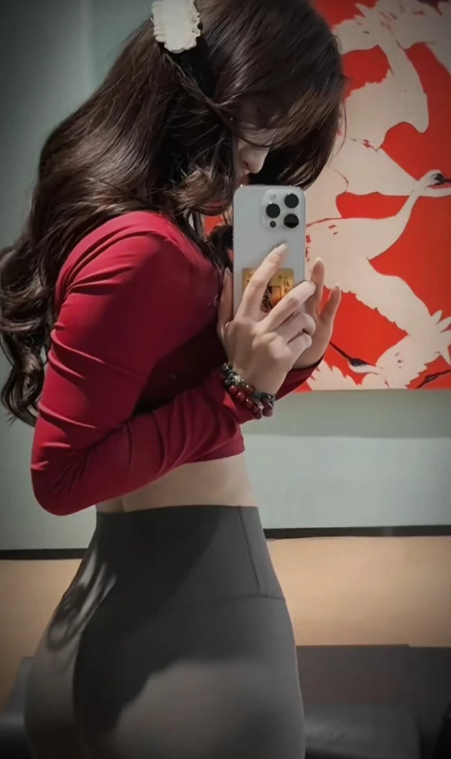 Đường cong nổi bật của hot girl: phong cách gọt dáng và vóc dáng săn chắc gây sốt mạng xã hội