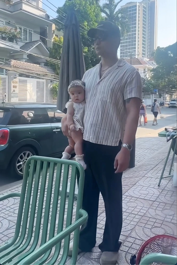 Chồng Ngô Thanh Vân bị trêu vì bế con độc lạ