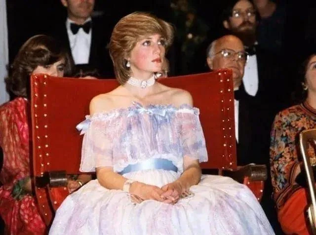 Chưa ai quên được vẻ đẹp "Công chúa ngủ trong rừng" khuynh nước khuynh thành của Công nương Diana từ 45 năm trước