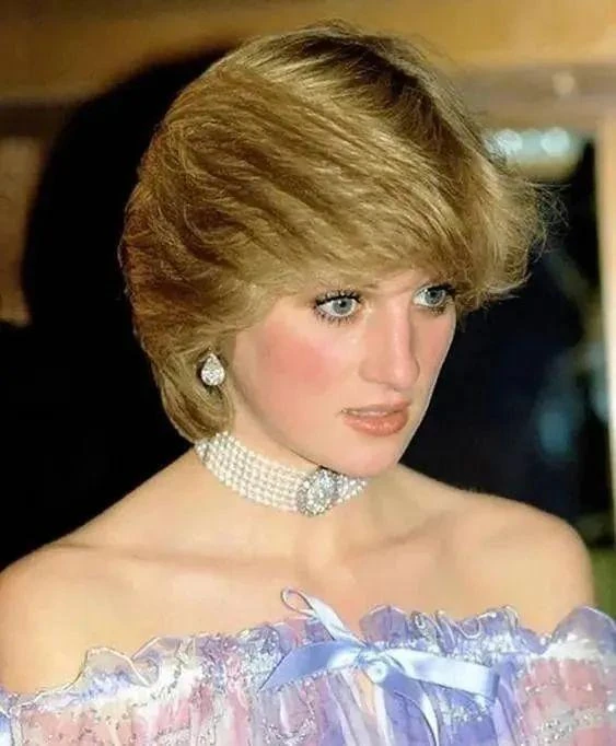 Chưa ai quên được vẻ đẹp "Công chúa ngủ trong rừng" khuynh nước khuynh thành của Công nương Diana từ 45 năm trước
