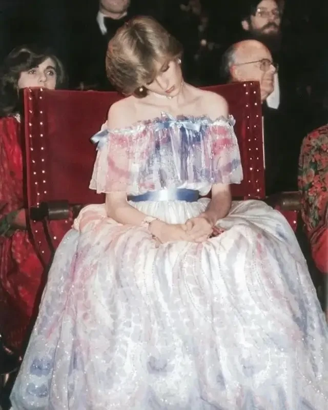 Chưa ai quên được vẻ đẹp "Công chúa ngủ trong rừng" khuynh nước khuynh thành của Công nương Diana từ 45 năm trước