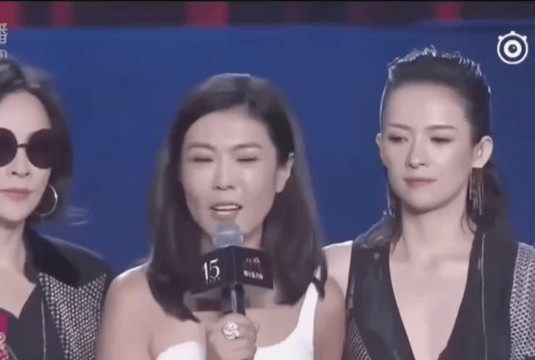 Chương Tử Di công khai lườm nguýt ngay trên sóng trực tiếp