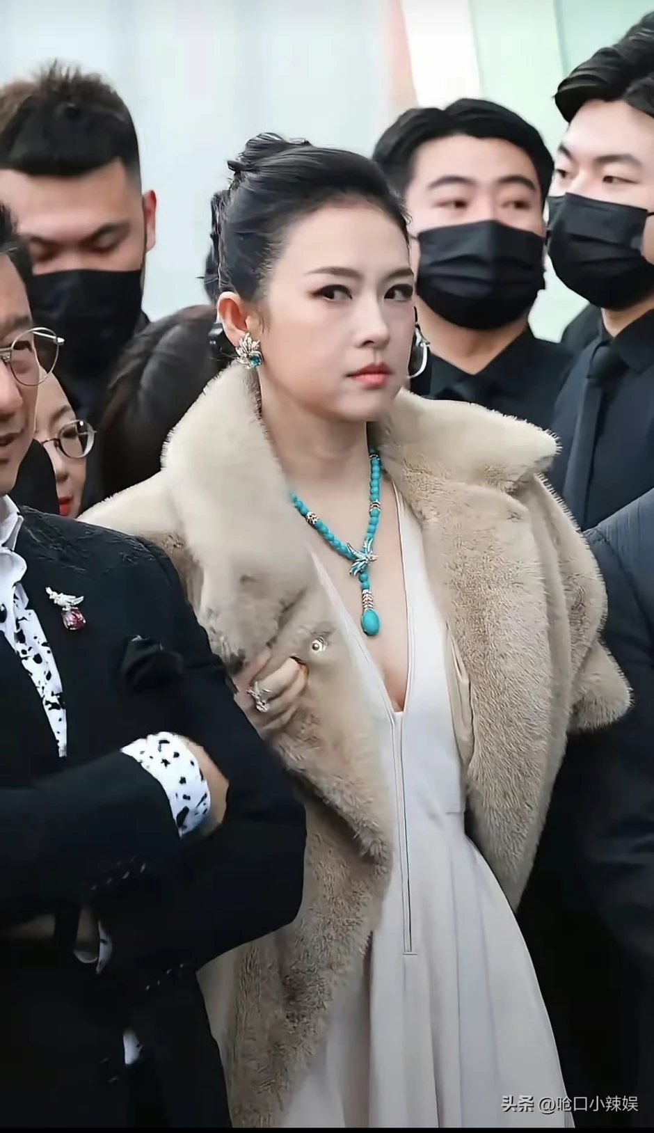 Chương Tử Di công khai lườm nguýt ngay trên sóng trực tiếp