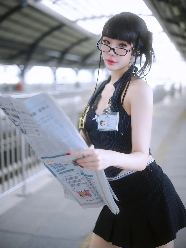 Chụp ảnh trên tàu điện, hot girl bất ngờ viral