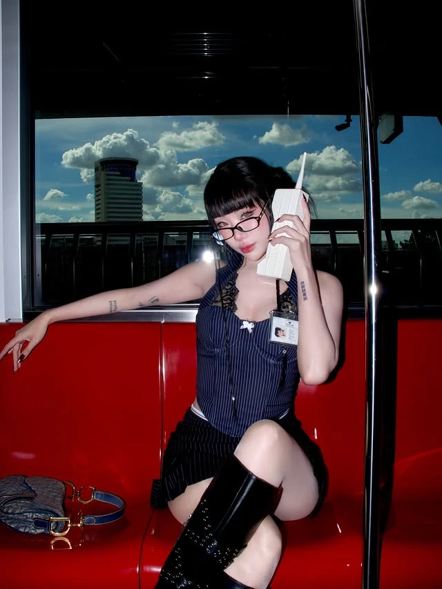 Chụp ảnh trên tàu điện, hot girl bất ngờ viral