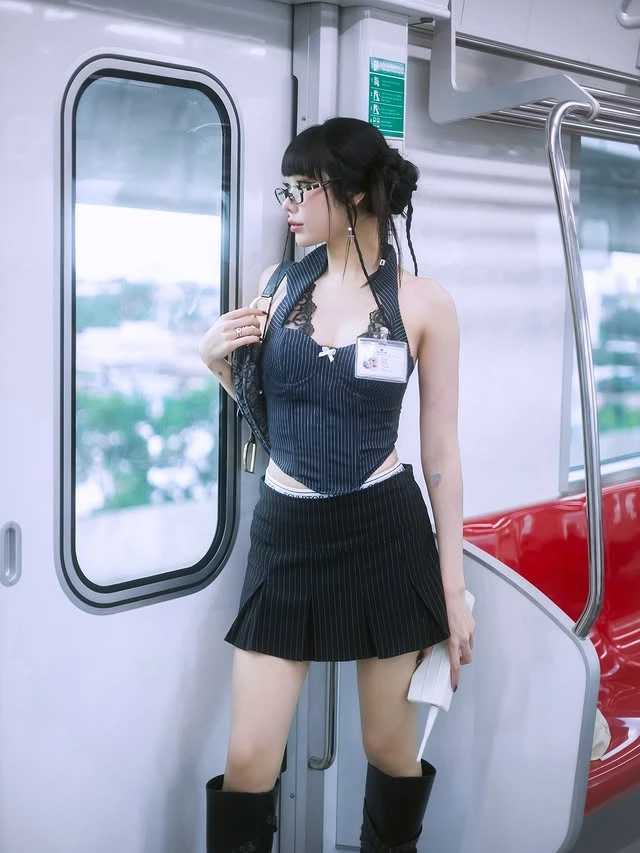 Chụp ảnh trên tàu điện, hot girl bất ngờ viral