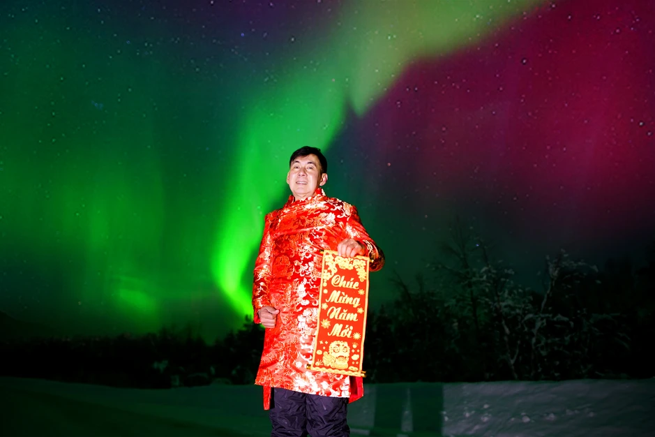 Chuyến du lịch đầy bất ổn của nam ca sĩ sở hữu nhà hơn 2.000 cây vàng, cầu nguyện xin về nước an toàn