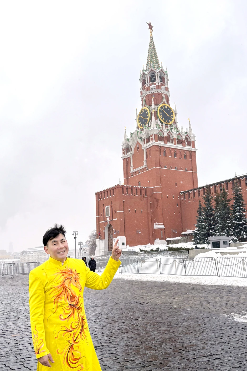 Chuyến du lịch đầy bất ổn của nam ca sĩ sở hữu nhà hơn 2.000 cây vàng, cầu nguyện xin về nước an toàn