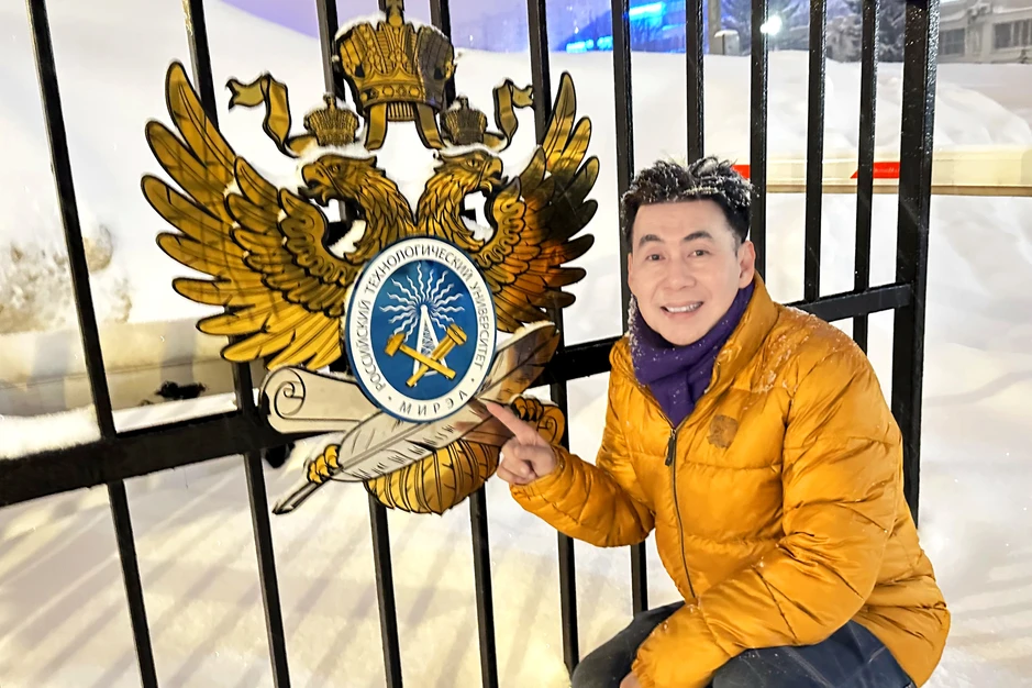 Chuyến du lịch đầy bất ổn của nam ca sĩ sở hữu nhà hơn 2.000 cây vàng, cầu nguyện xin về nước an toàn