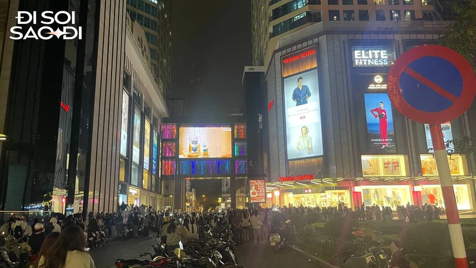 Chuyện gì đang xảy ra khiến Vincom Bà Triệu chen chúc người tối 20/3? Chuyện gì đang xảy ra khiến Vincom Bà Triệu chen chúc người tối 20/3?