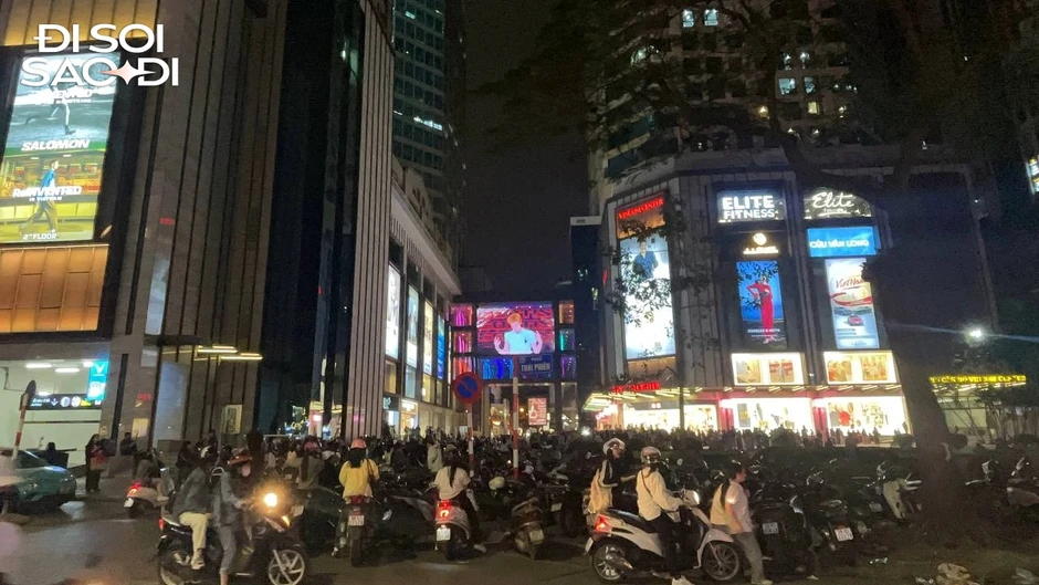 Chuyện gì đang xảy ra khiến Vincom Bà Triệu chen chúc người tối 20/3? Chuyện gì đang xảy ra khiến Vincom Bà Triệu chen chúc người tối 20/3?