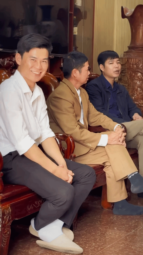 Clip Đại uý Thăng Văn Cương bẽn lẽn đi hỏi cưới Hoà Minzy, 1 chi tiết lộ rõ mối quan hệ với nhà vợ