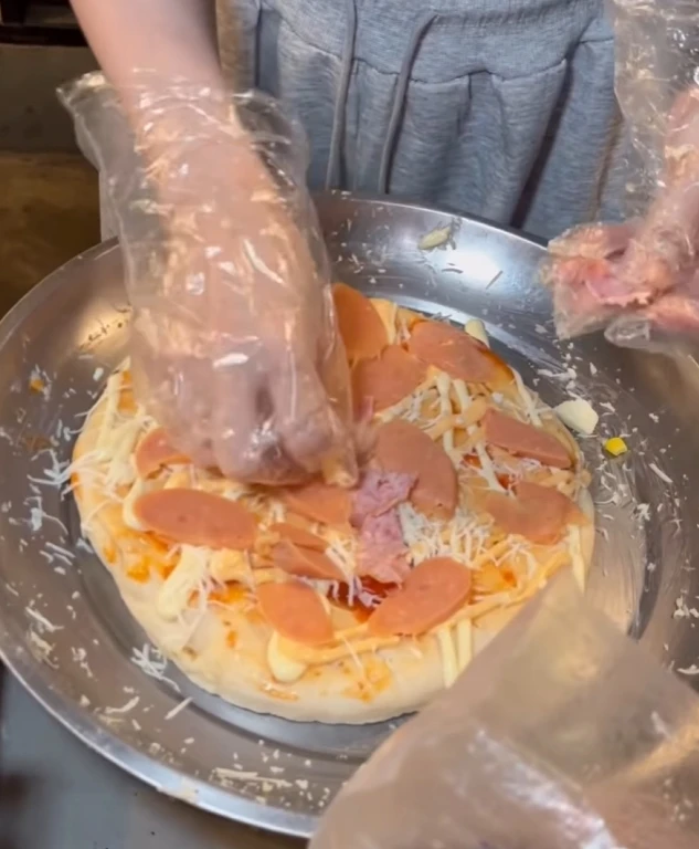 Clip gần 23 triệu lượt xem, tua cận cảnh "visual" gợi cảm của nhân viên quán pizza đang chiếm sóng