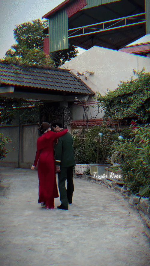 Clip HOT: Chồng Đại uý bế Hoà Minzy bằng 1 tay, cả thế giới cứ để anh lo!