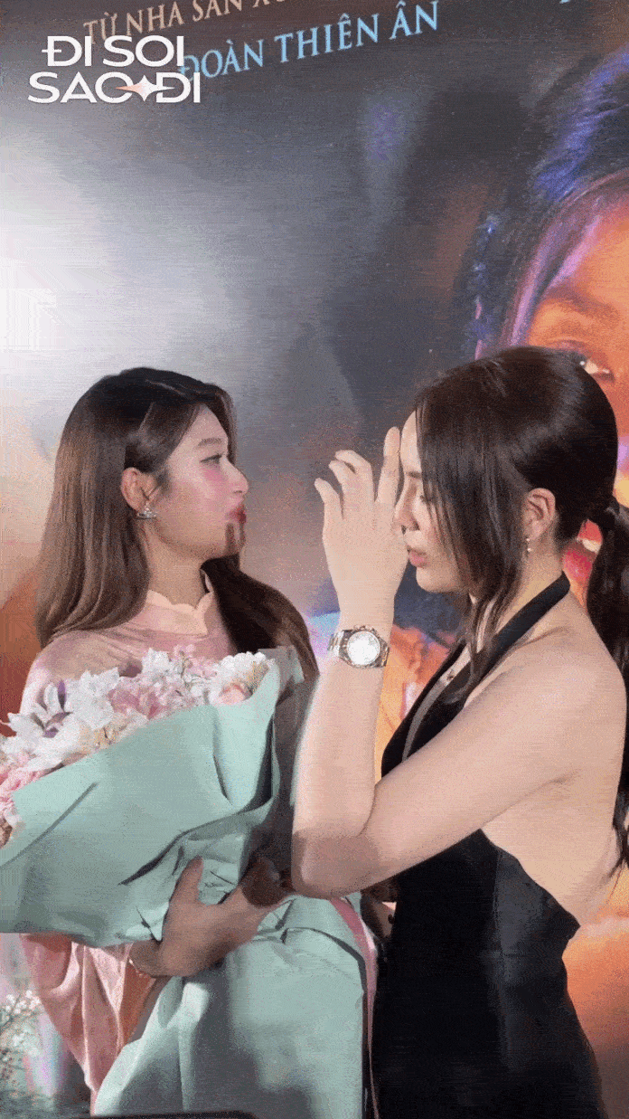 Clip hot: Kỳ Duyên chắp tay lạy khán giả trên thảm đỏ vì bị ép làm 1 việc xấu hổ vô cùng Clip hot: Kỳ Duyên chắp tay lạy khán giả trên thảm đỏ vì bị ép làm 1 việc xấu hổ vô cùng