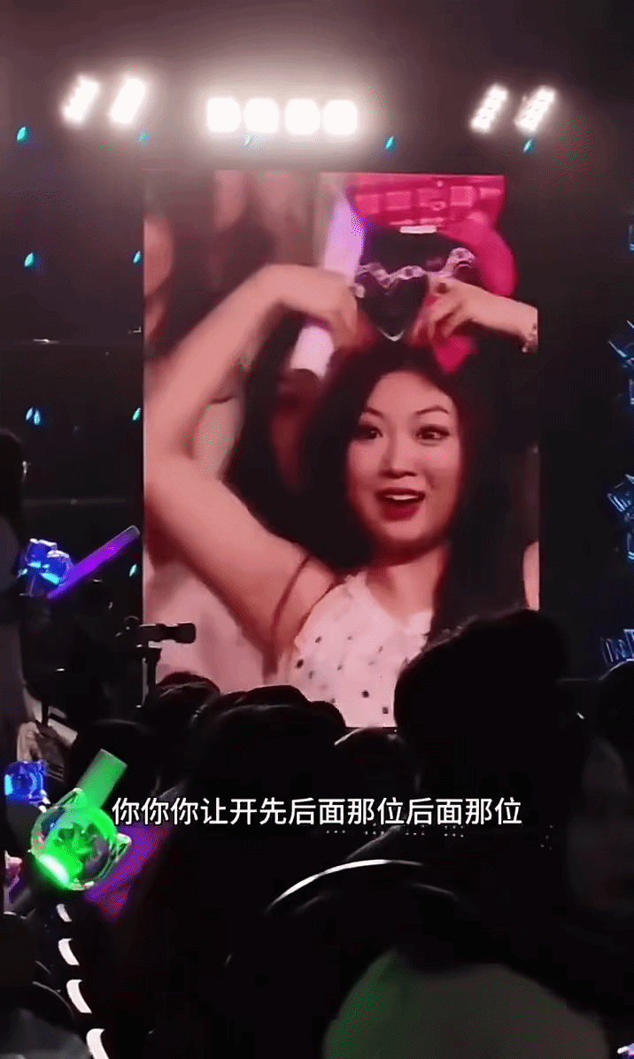 Clip: Khán giả nữ sân si “giật spotlight” của người khác, cái kết khiến MXH hả hê