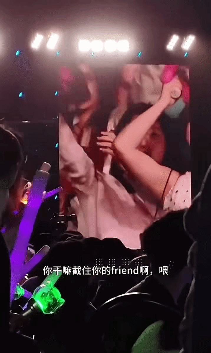 Clip: Khán giả nữ sân si “giật spotlight” của người khác, cái kết khiến MXH hả hê