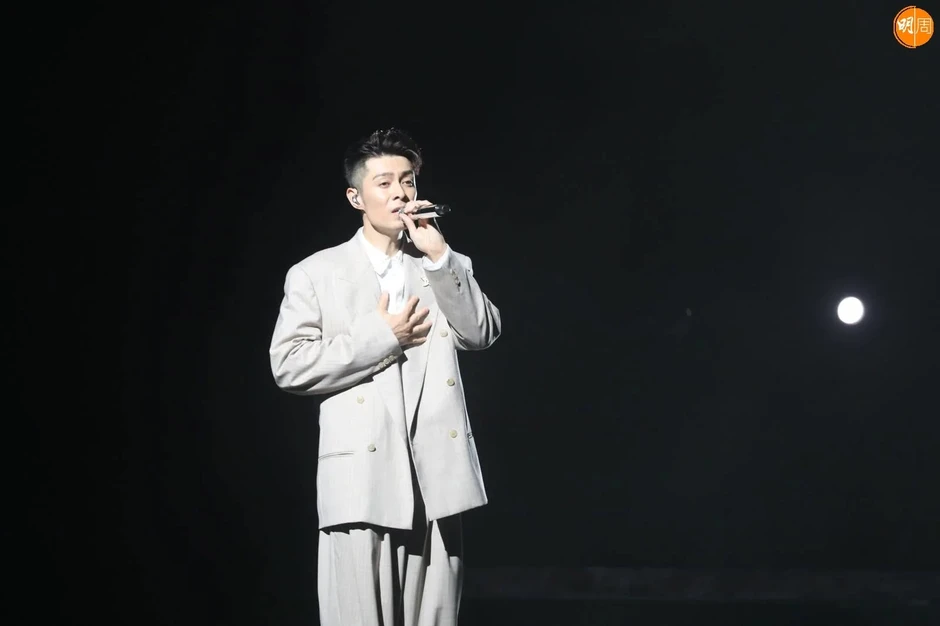 Clip: Khán giả nữ sân si “giật spotlight” của người khác, cái kết khiến MXH hả hê