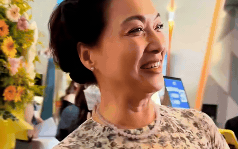 Clip NSND Lê Khanh bị gọi nhầm tên giữa sự kiện, cách xử lý đẳng cấp khiến dân tình nể phục