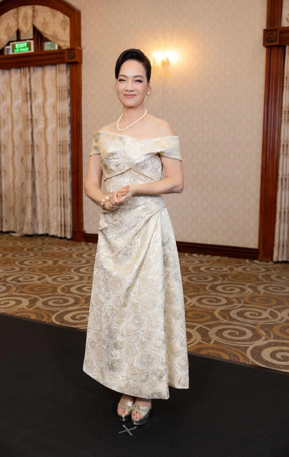 Clip NSND Lê Khanh bị gọi nhầm tên giữa sự kiện, cách xử lý đẳng cấp khiến dân tình nể phục