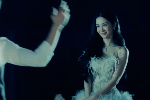 Cô dâu xách váy đi trên phố cũng hot rần rần