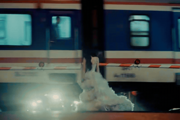 Cô dâu xách váy đi trên phố cũng hot rần rần