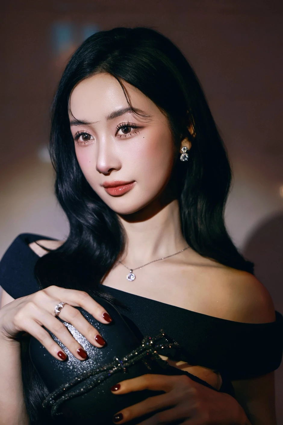 Cô dâu xách váy đi trên phố cũng hot rần rần