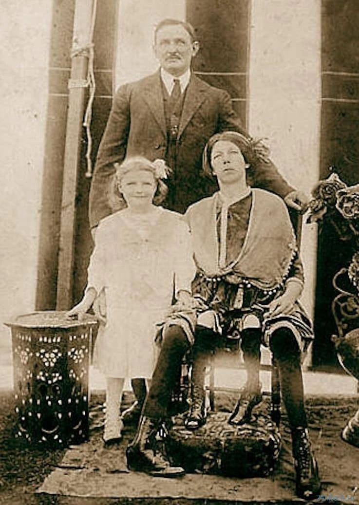 Cô gái 4 chân, 2 "vùng kín": 13 tuổi thành đại minh tinh với cuộc hôn nhân bí ẩn