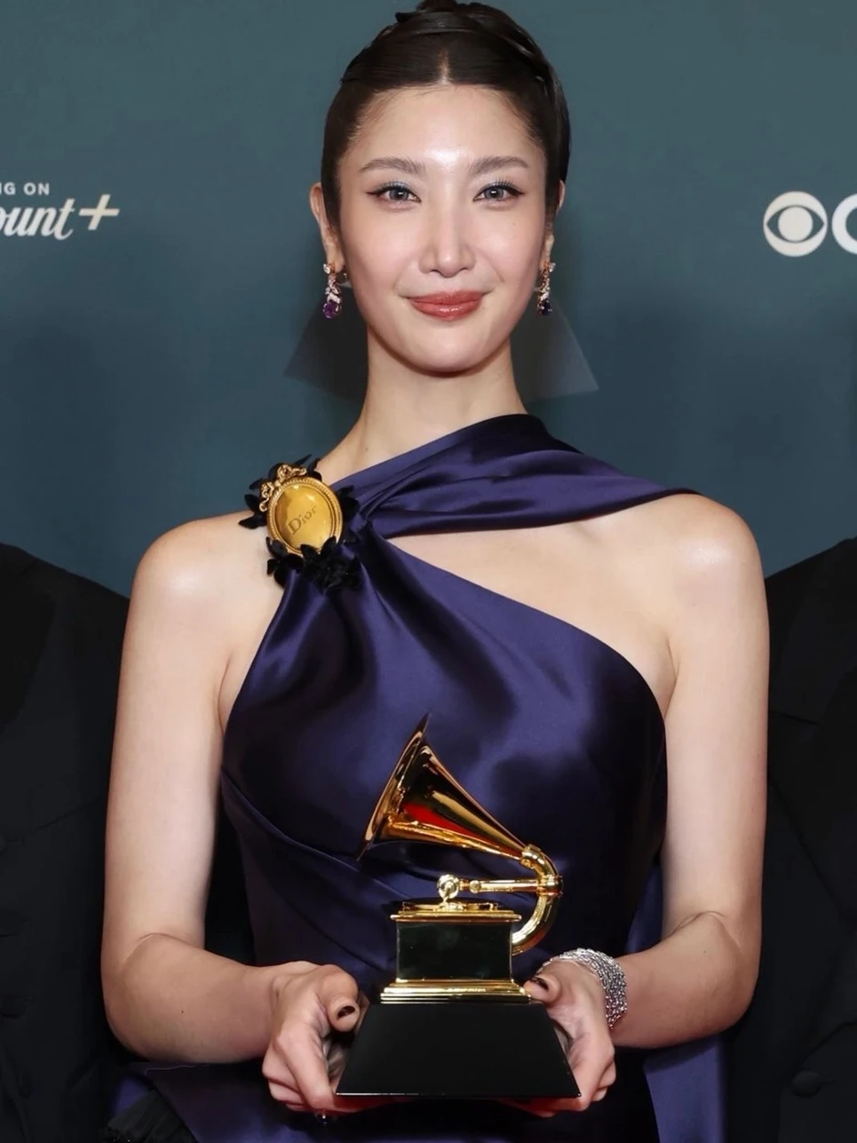 Cô gái bị cả Hàn Quốc từ chối đổi đời nhờ 1 ca khúc, nay là chủ nhân Oscar - Grammy