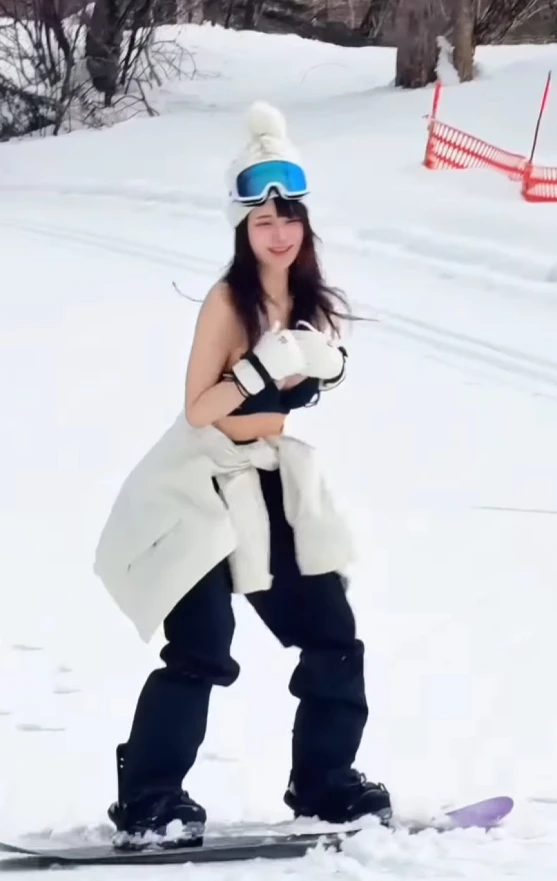 Cô gái nghị lực diện bikini trượt tuyết gây bão mạng với triệu lượt xem và nhan sắc khiến netizen tan chảy Cô gái nghị lực diện bikini trượt tuyết gây bão mạng với triệu lượt xem và nhan sắc khiến netizen tan chảy