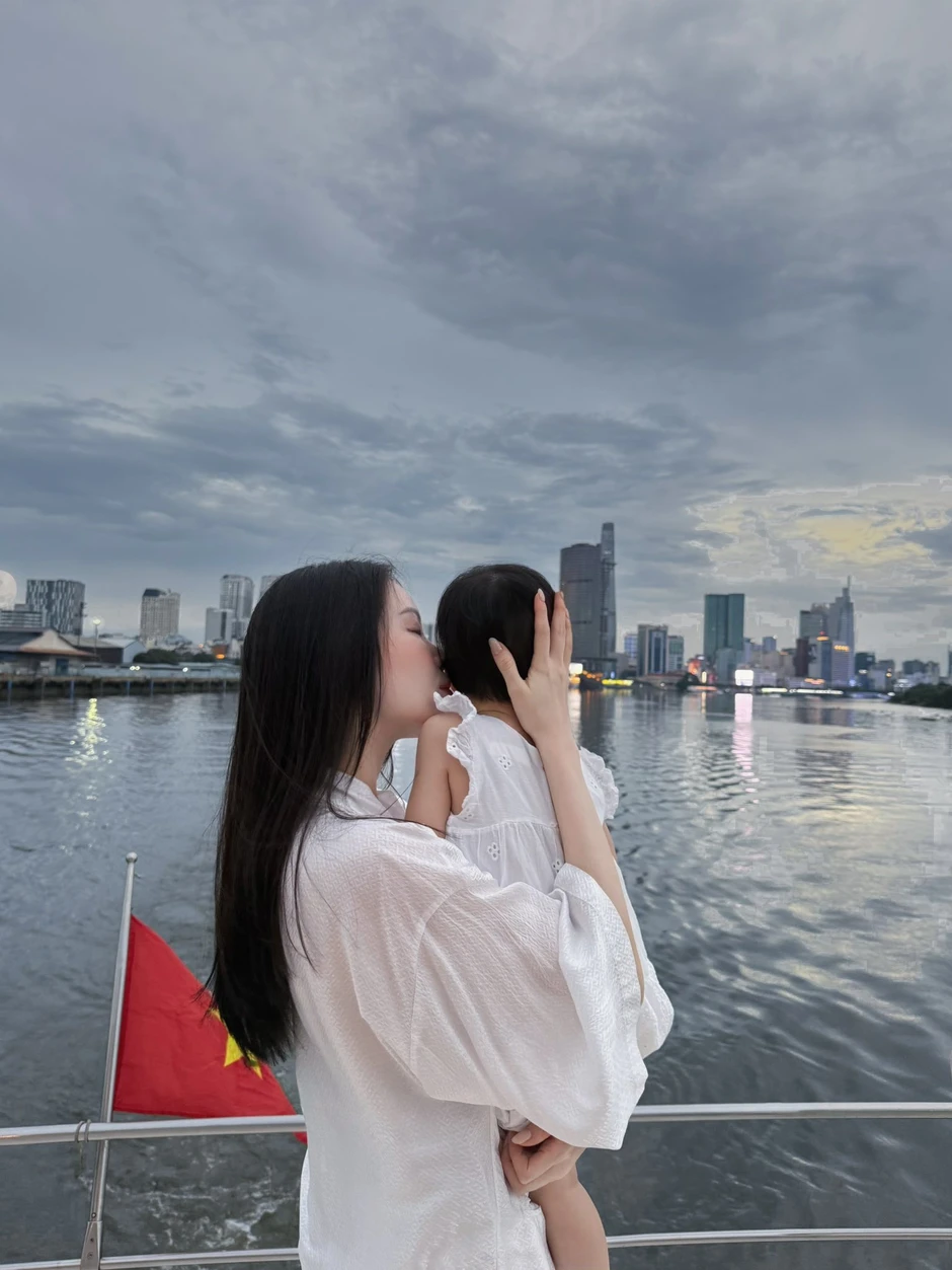 Cô gái Việt khiến con trai tỷ phú phải thốt lên: "Thành tựu của tôi là thuyết phục cô ấy kết hôn"