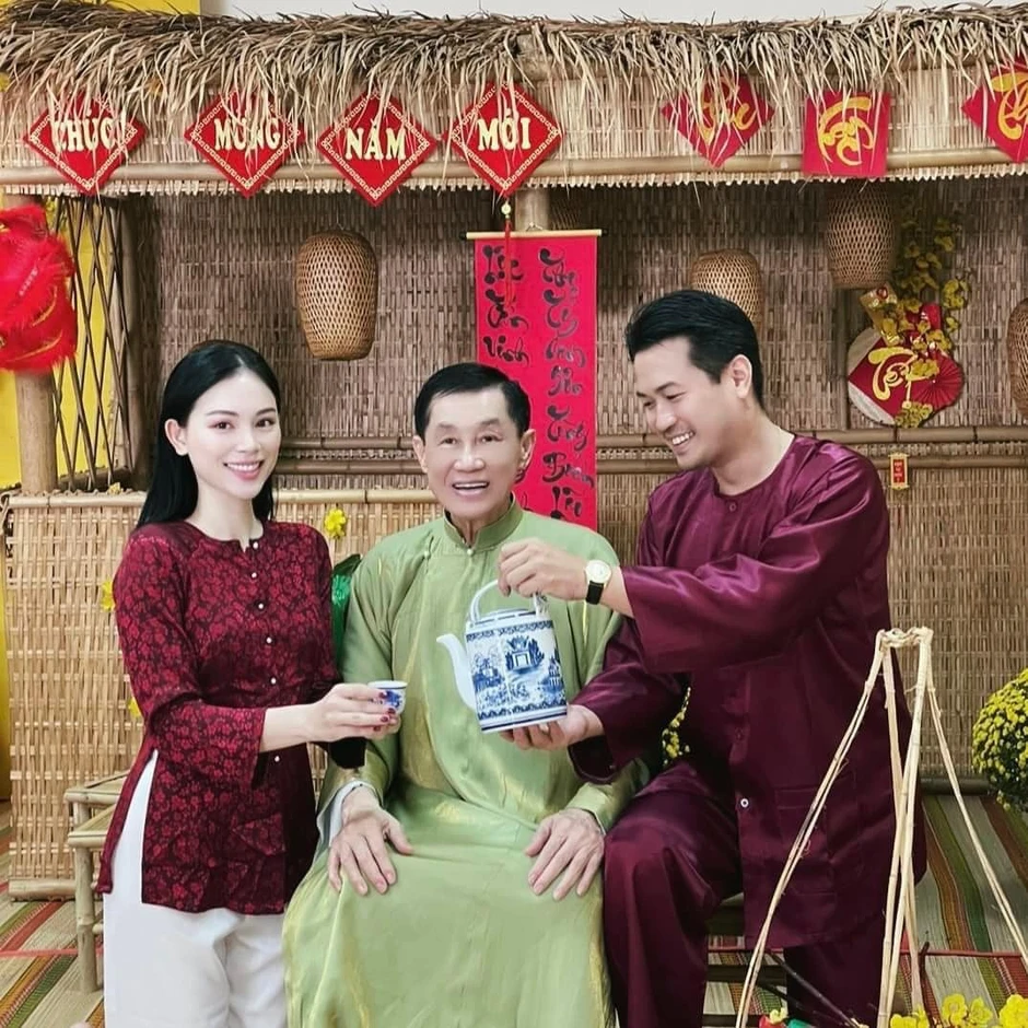 Cô gái Việt khiến con trai tỷ phú phải thốt lên: "Thành tựu của tôi là thuyết phục cô ấy kết hôn"