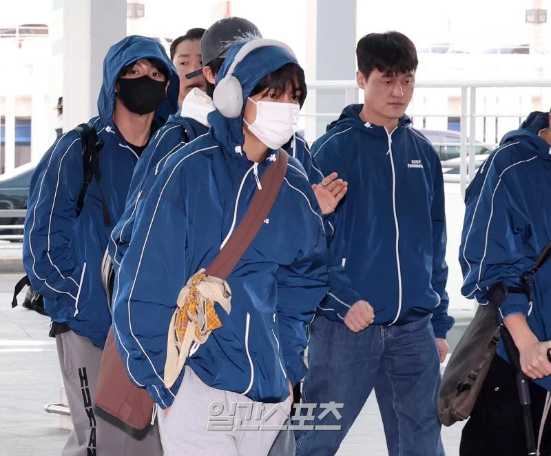 Có là thành viên đẹp nhất BTS thì cũng lộ khoảnh khắc mặc quần đùi với áo vest trên sóng livestream