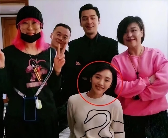 Con gái chủ thầu xây dựng "giả nghèo" làm trợ lý nghệ sĩ, cuối cùng cưới luôn "thánh ế" đẹp trai nhất showbiz