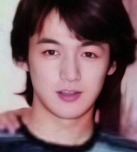 Con gái chủ thầu xây dựng "giả nghèo" làm trợ lý nghệ sĩ, cuối cùng cưới luôn "thánh ế" đẹp trai nhất showbiz