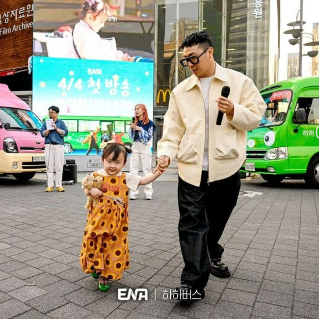 Con gái mắc bệnh hiếm, sao nam Running Man quyết định thay đổi cuộc đời