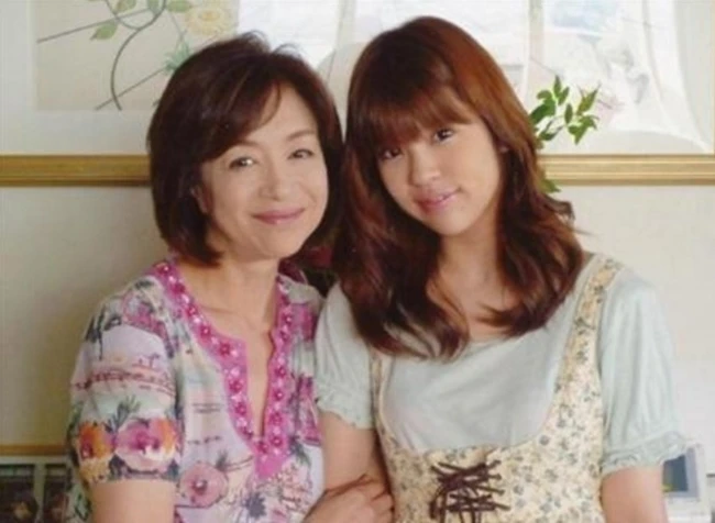 Con gái sao nữ lâm cảnh khốn cùng sau khi mẹ qua đời, vừa bị bắt vì ăn cắp bánh mì trong siêu thị