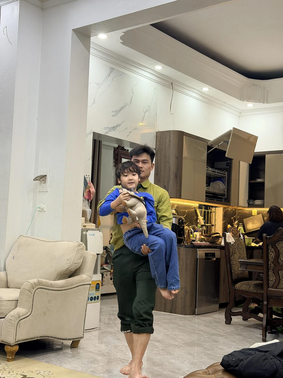 Con trai Hoà Minzy: "Bố Cương yêu thương con nhất và con cũng yêu bố nhất"